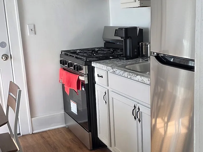 205 Edinburgh St #B — Photo 4