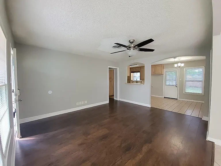 1225 Harrison Ln — Photo 4