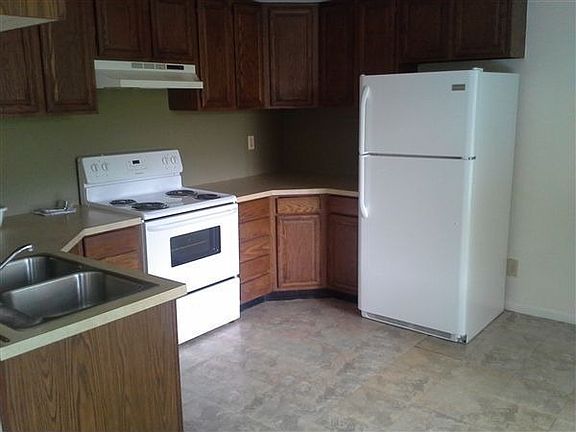 Kitchen with New Stove and Refrig
