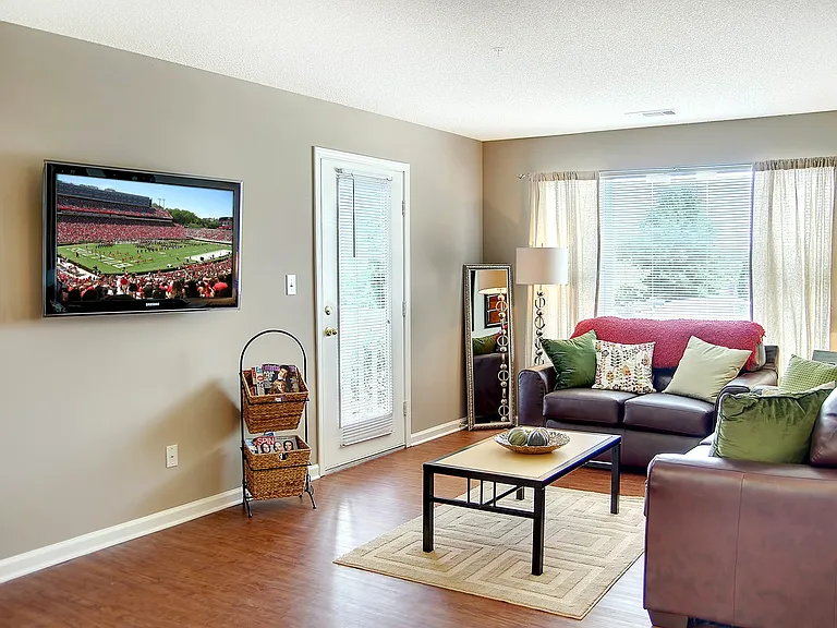 River Club Apartments — Photo 15