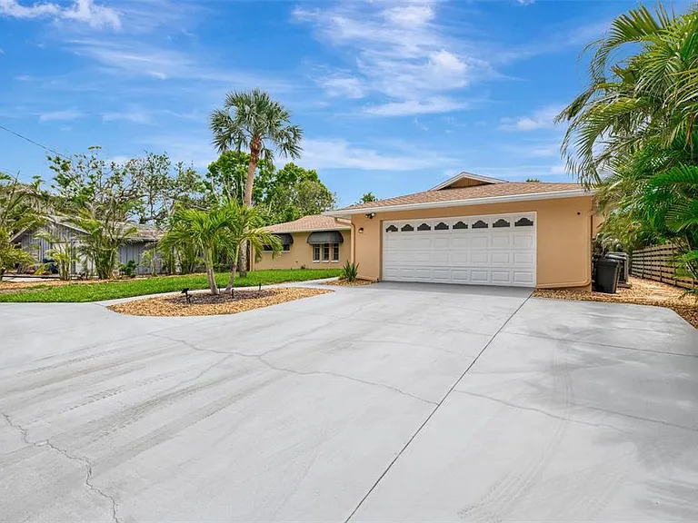4946 Commonwealth Dr — Photo 3