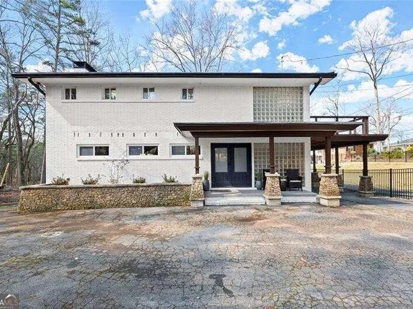 6830 Bailey Dr, Flowery Branch, GA 30542