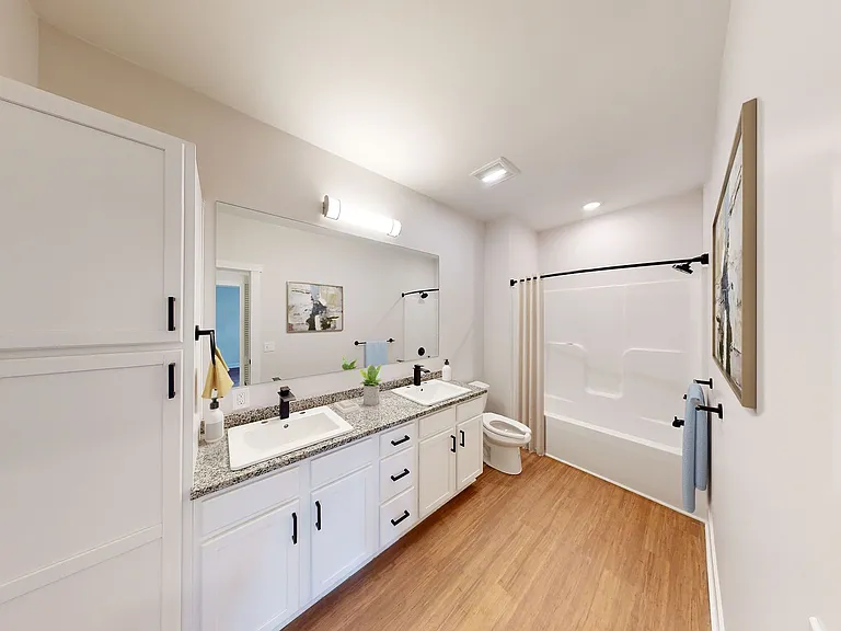 REO Gateway Apartments — Photo 24