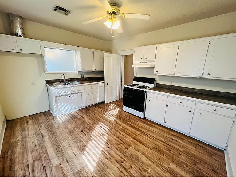 620 W London St — Photo 4