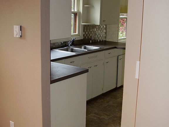 Dining room to kitchen