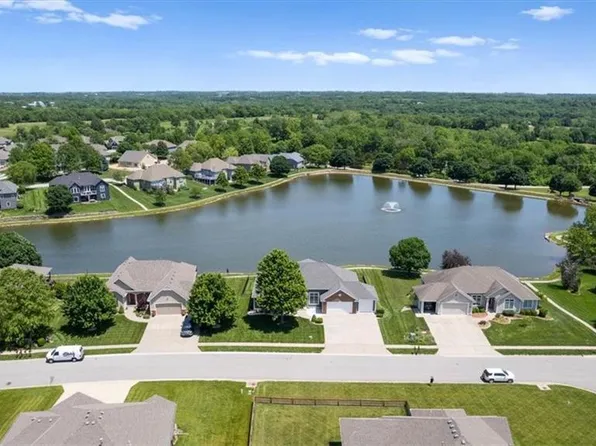 15023 Lakeview Dr, Basehor, KS 66007