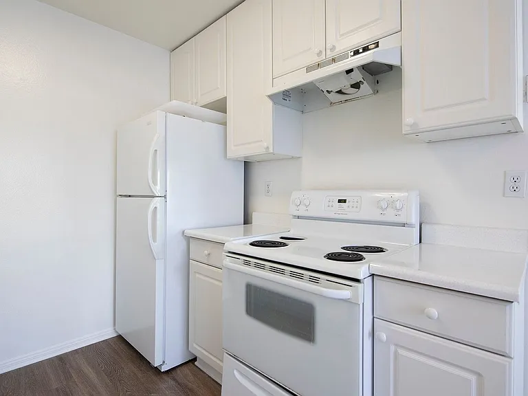1075 Agate St #E — Photo 4