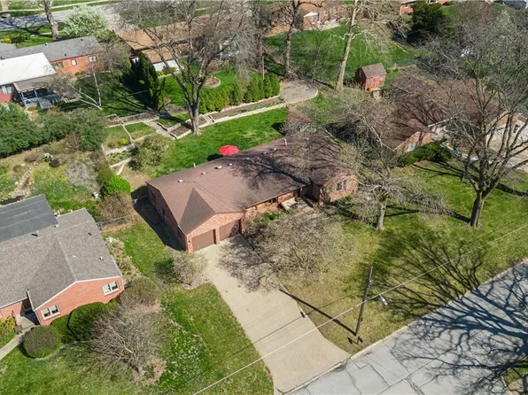 1905 74th St, Windsor Heights, IA 50324