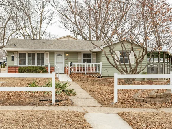 7737 Dellwood Dr, Urbandale, IA 50322