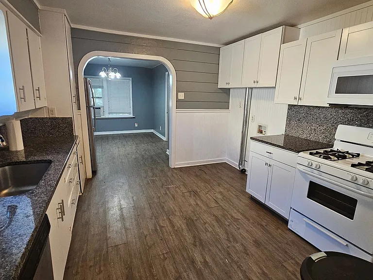 2620 N Elm St — Photo 9