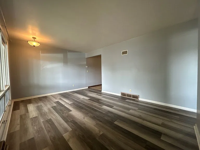 915 Lincoln St — Photo 2