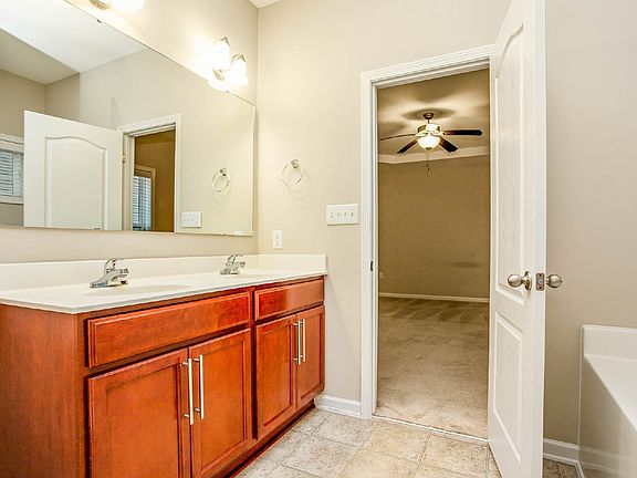 5th image of 450 Roanoke Dr