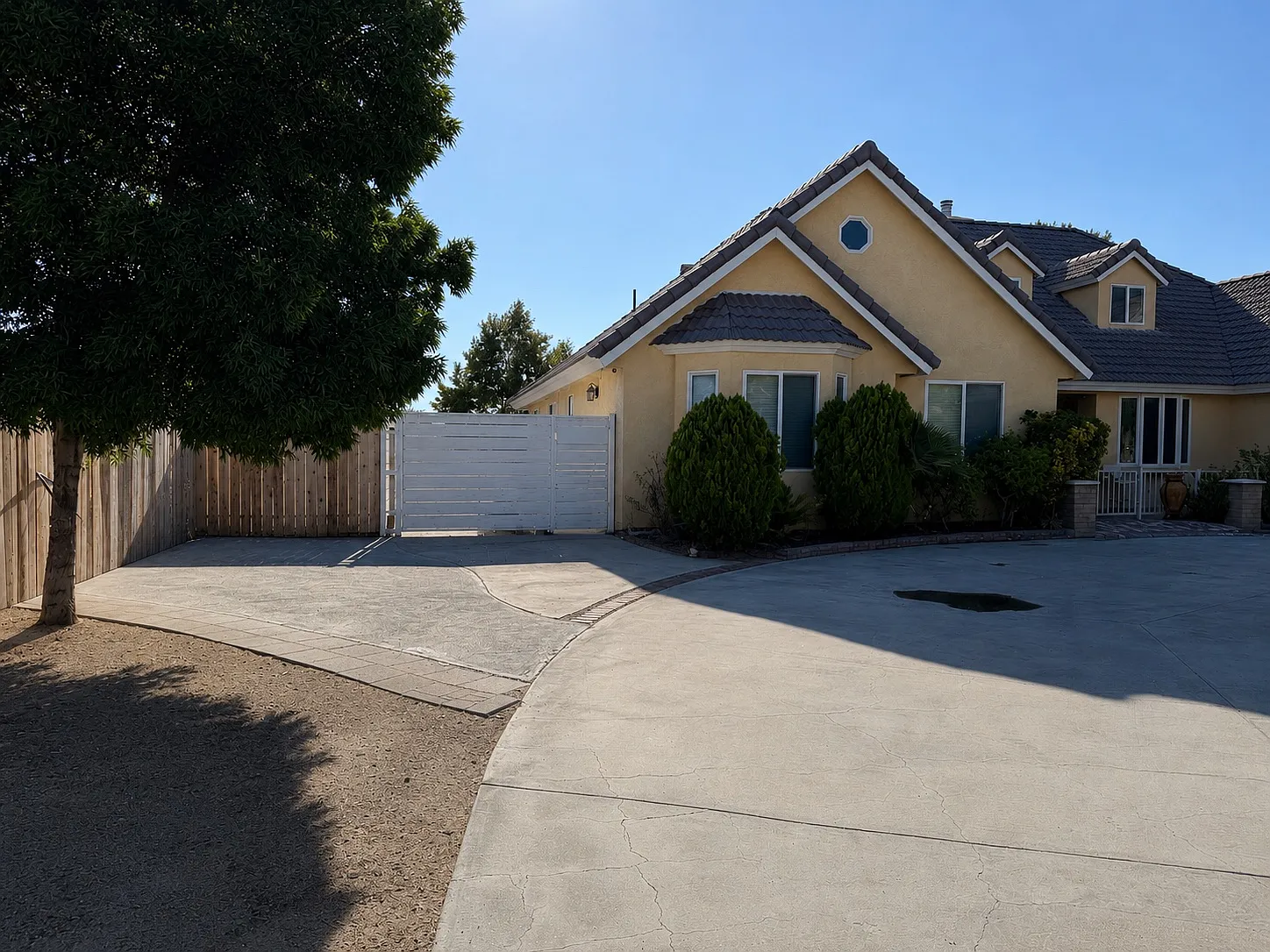 8 bed, 4900 sqft, $5,000 — Photo 2