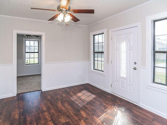 3rd image of 1006 Loraine St