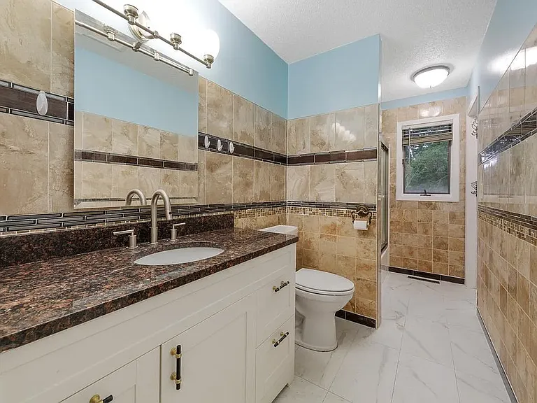 751 Lathrop Dr — Photo 9