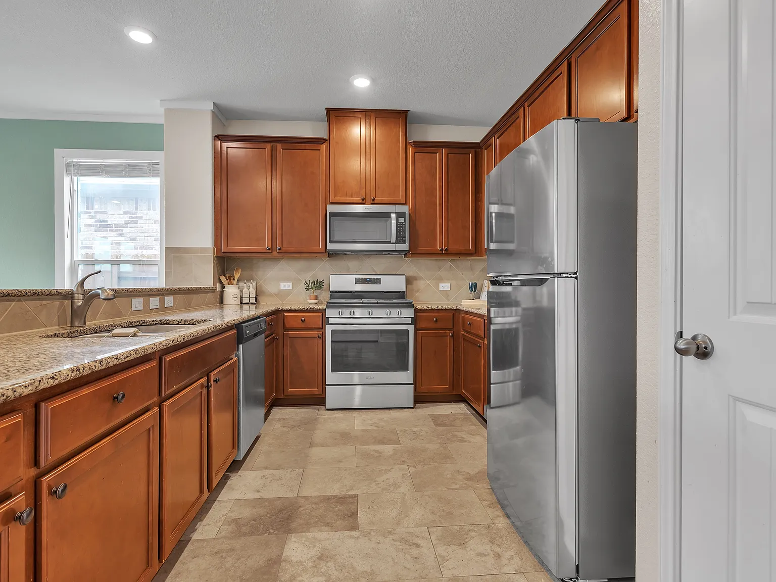 128 Kavanaugh St — Photo 4