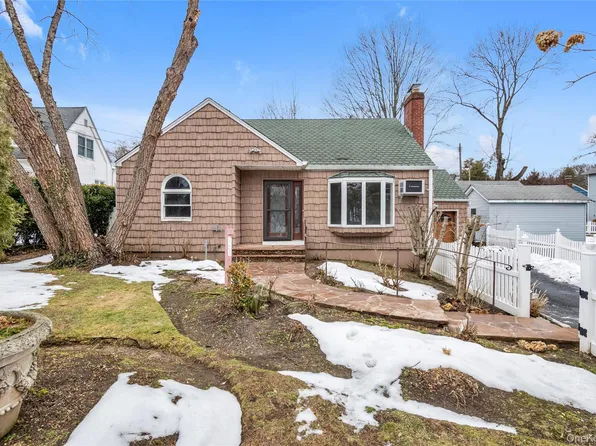 29 Glen Cove Drive, Glen Head, NY 11545
