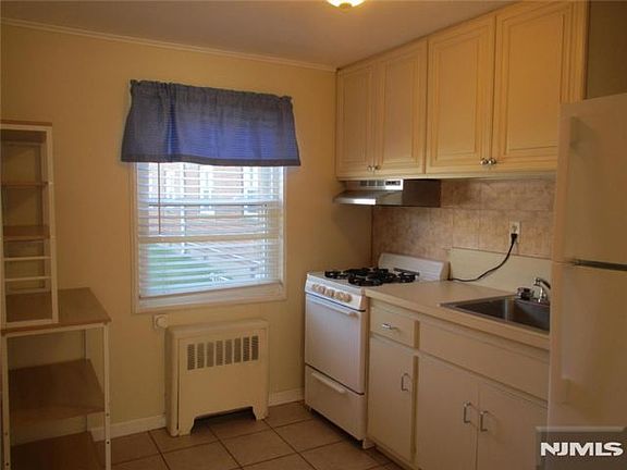 4th image of 110 Hastings Ave