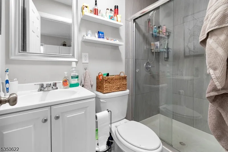 2 bed, 1.0 bath, $2,100 — Photo 2