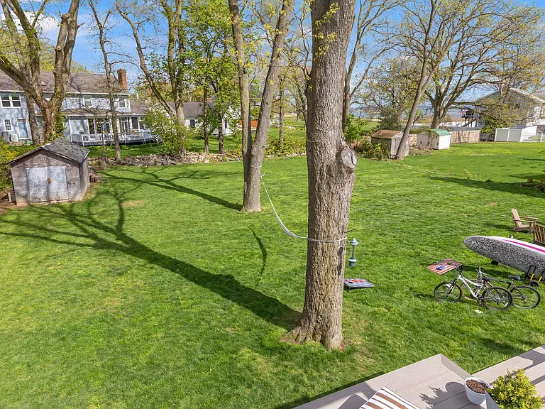 80 Soundview Dr — Photo 37