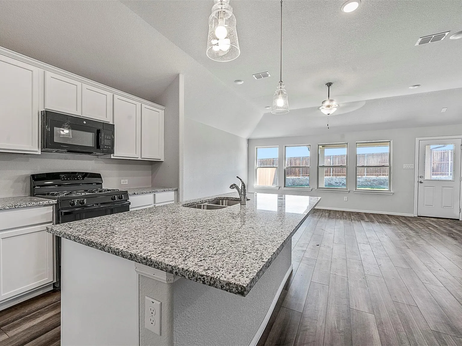 3 bed, 1921 sqft, $2,099 — Photo 4