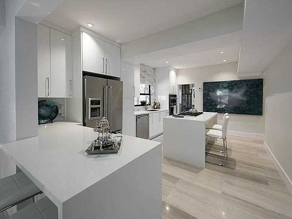 3rd image of 1020 W 47th St