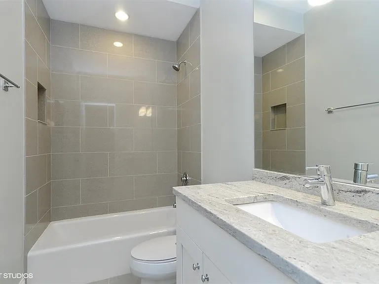 2305 W Waveland Ave — Photo 11