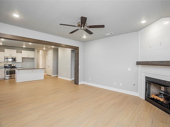 3rd image of 4246 W Buckaroo St