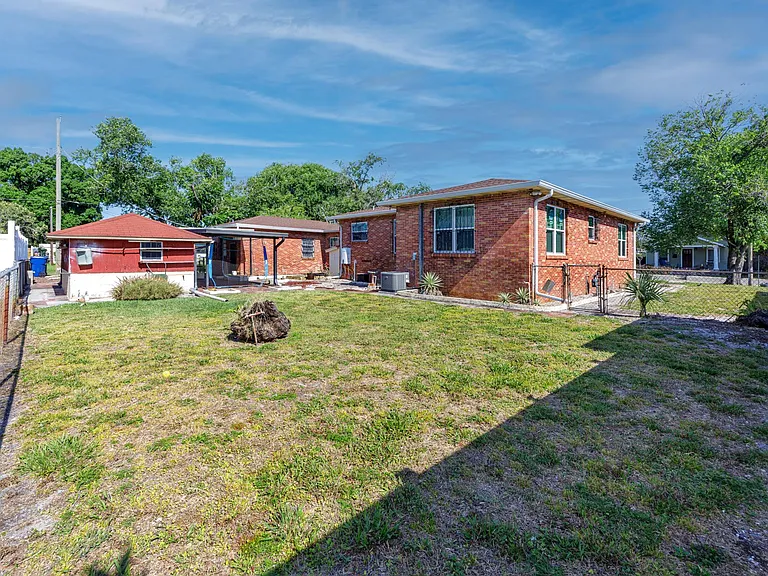 2524 W Leroy St — Photo 32