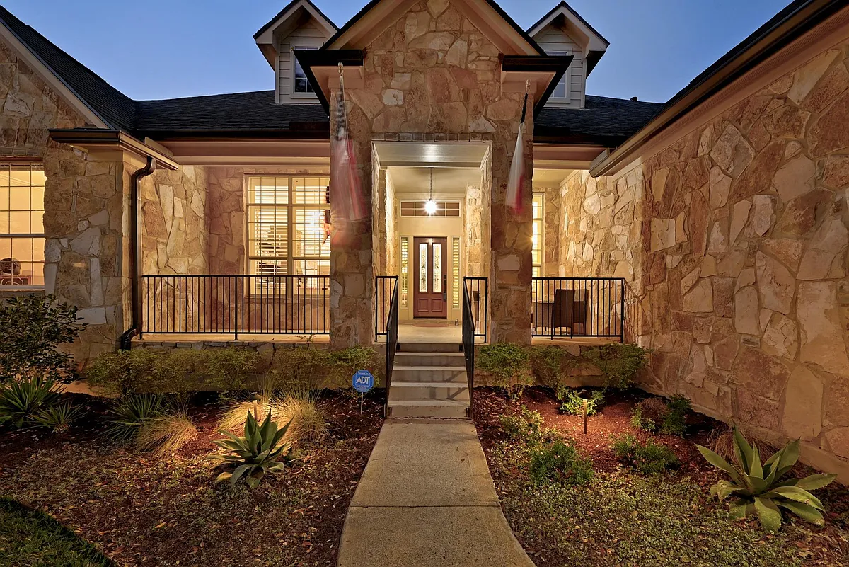 Building Photo - 131 Eaton Ln