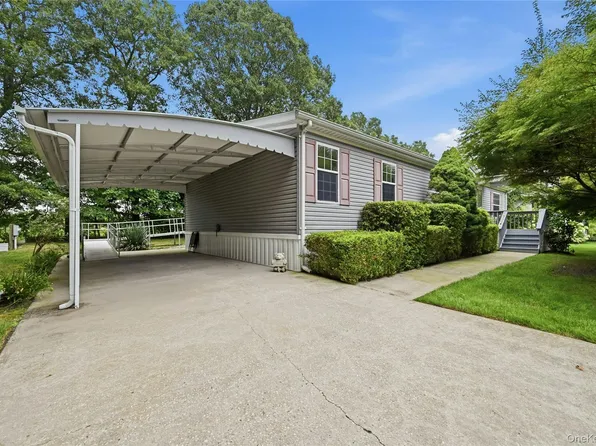 638 Fresh Pond Avenue #320, Calverton, NY 11933