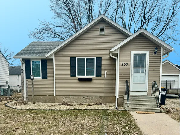 203 1st St NW, Dodge Center, MN 55927