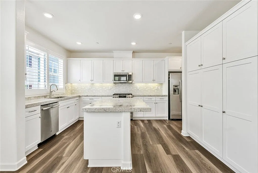 4 bed, 3.5 bath, 1870 sqft, $4,500 — Photo 4