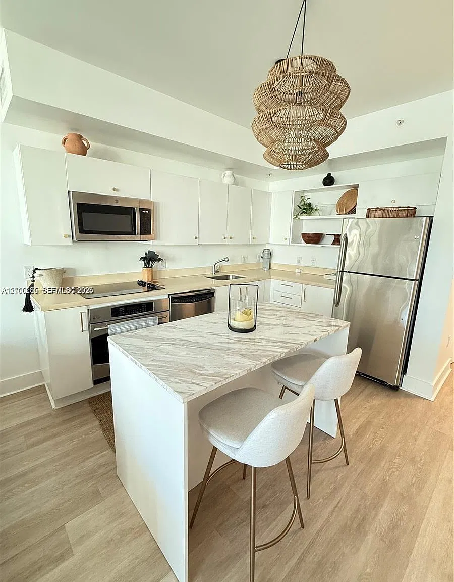 Ivy Condo — Photo 1