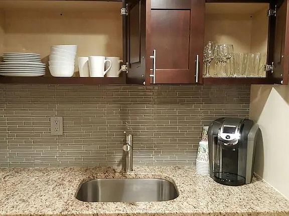Kitchenette & Amenities