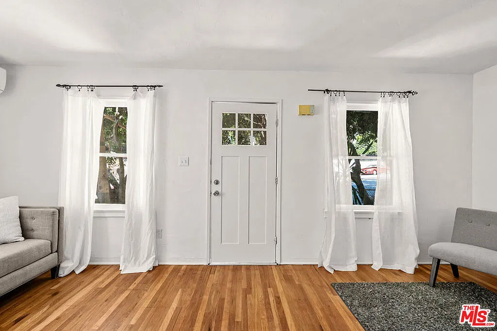 3 bed, 2.0 bath, 1200 sqft, $4,480 — Photo 2