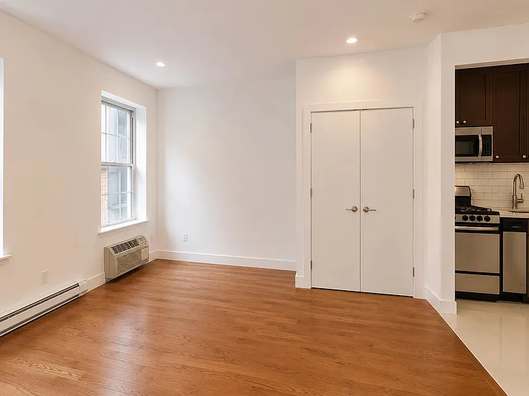 1355 2nd Ave #5-B — Photo 2