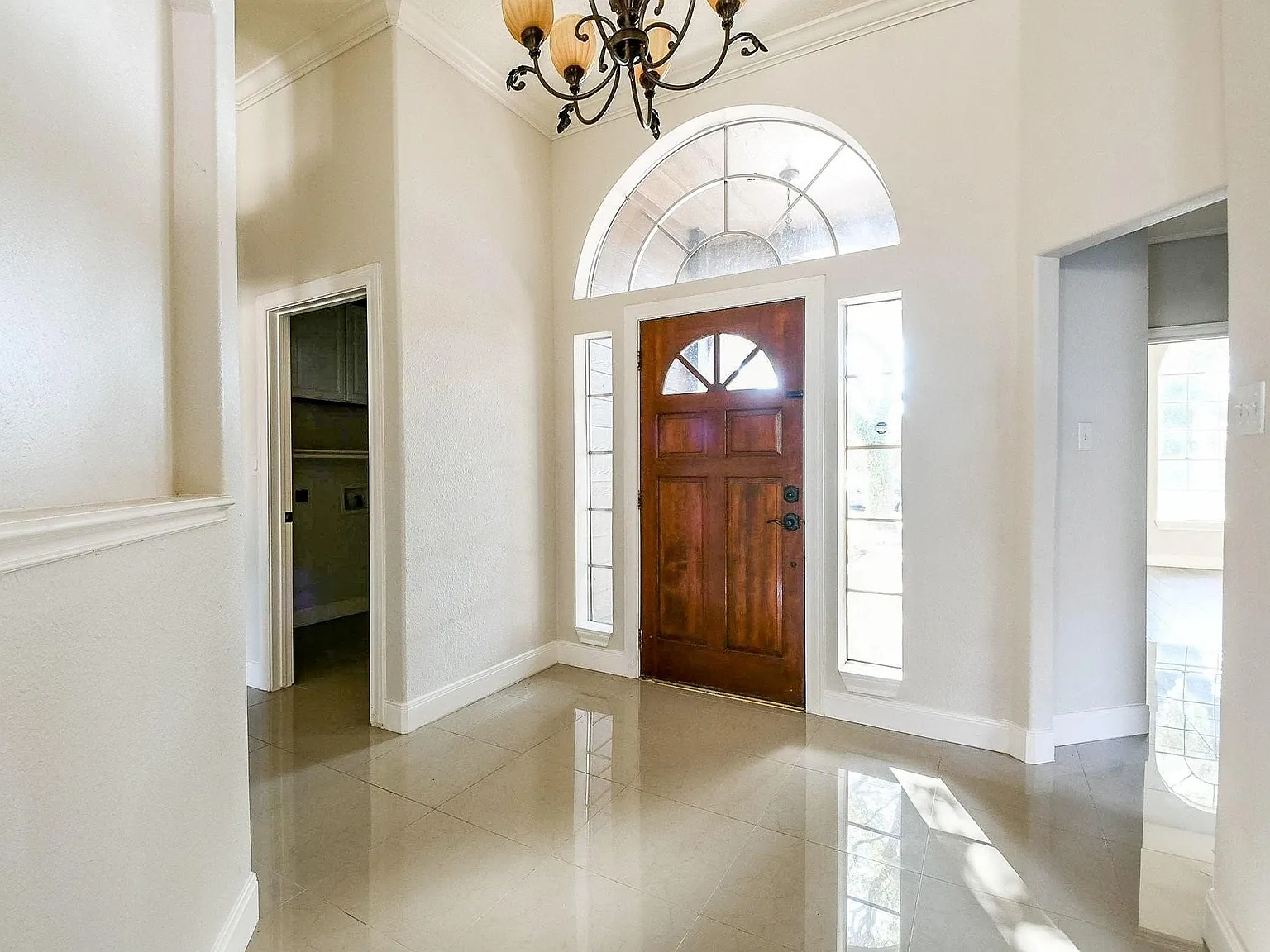 3 bed, 2.0 bath, 2133 sqft, $2,550 — Photo 3