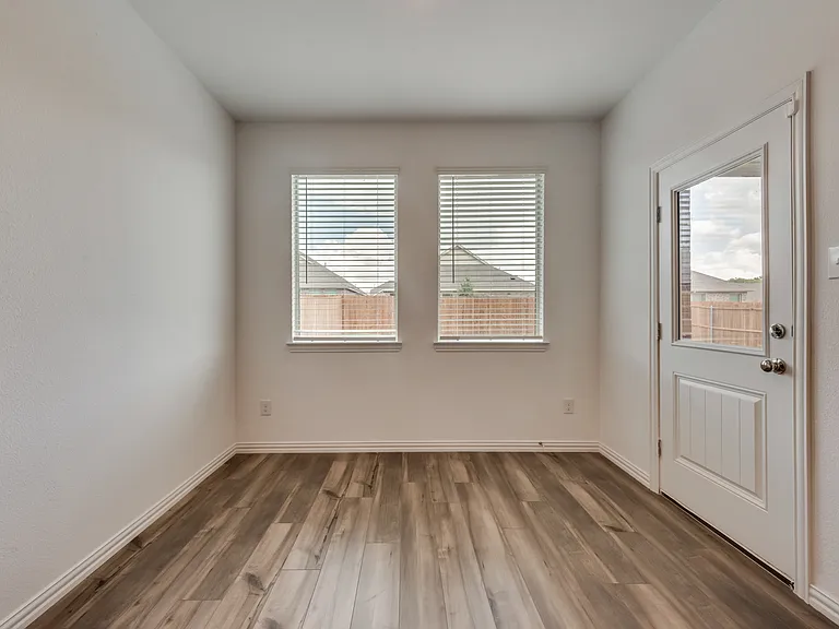 1833 Lake Grove Dr — Photo 13