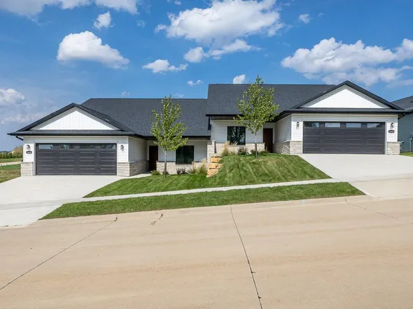 1446 Autumn Ridge Ln, Dubuque, IA 52003
