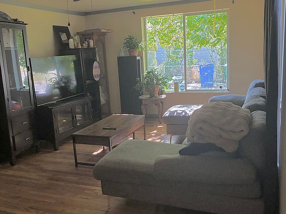 5th image of 582 Cook St