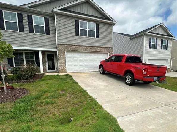 135 Carriage Cove Cir, Mocksville, NC 27028