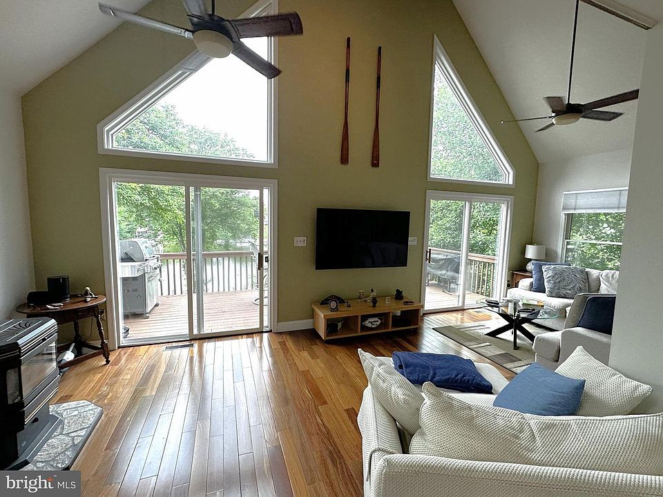 1st image of 836 N Shore Dr