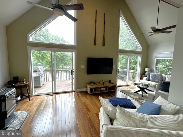 836 N Shore Dr, Glen Burnie, MD 21060