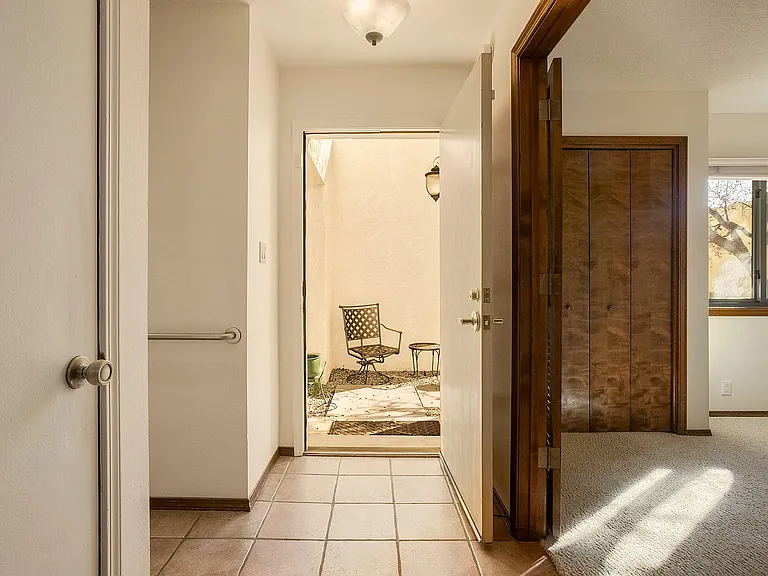 10405 Camino Del Oso NE — Photo 4