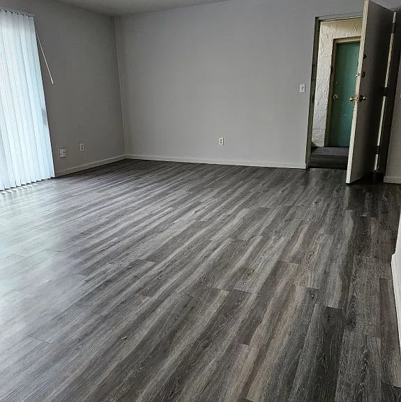 1592 Woodman Dr #17 — Photo 2