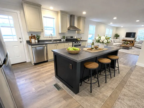 73 Ashley Cir, Swartz Creek, MI