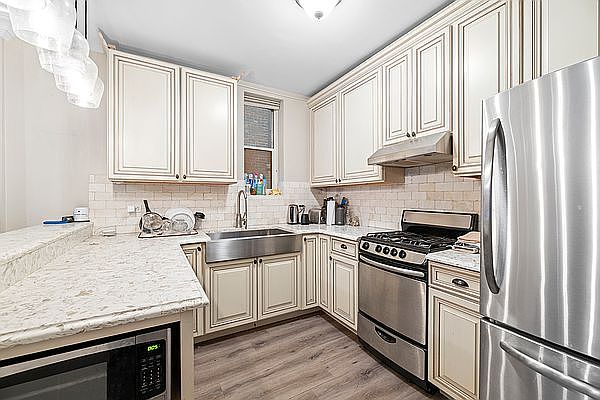 1st image of 160 W 54th St #4