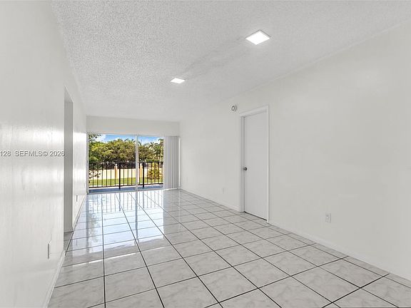 5th image of 400 NE 18th Ave APT 208