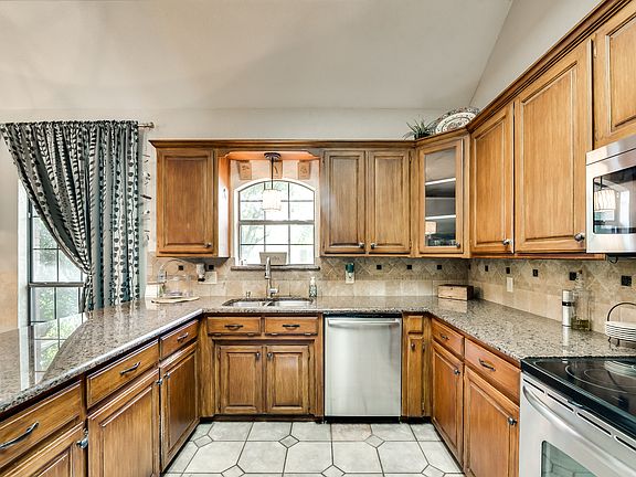 4th image of 309 Creekside Dr
